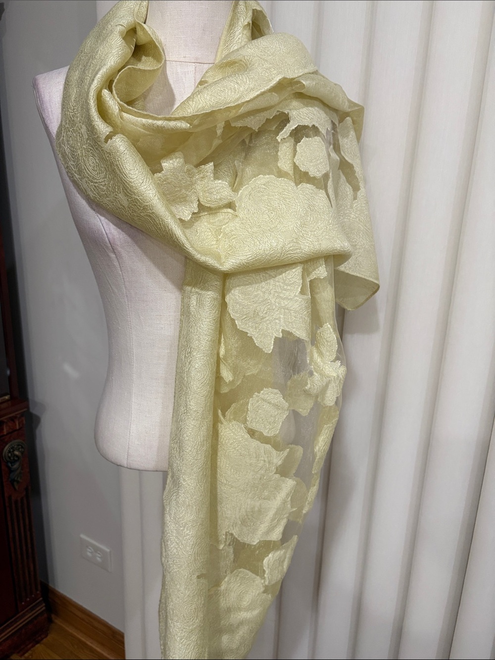 Pretty Persuasions Pale Yellow Floral Lace sheet Wrap Scarf viscose vintage